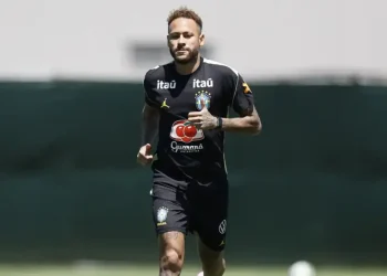 Neymar realiza primeiro treino no campo na preparação para a Copa sem atuar em coletivo