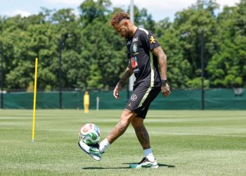 Neymar realiza primeiro treino no gramado desde chegada aos EUA na Copa do Mundo
