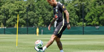 Neymar realiza primeiro treino no gramado desde chegada aos EUA na Copa do Mundo