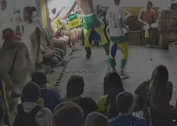Mulher colombiana fugiu do país após oferecer banana a capoeirista durante apresentação cultural