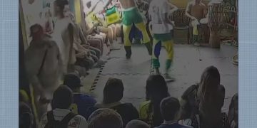 Mulher colombiana fugiu do país após oferecer banana a capoeirista durante apresentação cultural