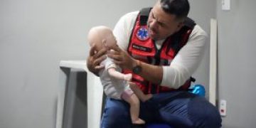 São Gonçalo inicia formação obrigatória em primeiros socorros para funcionários escolares