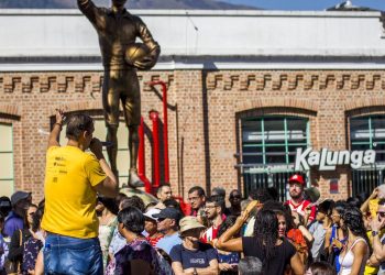 Passeio pelo bairro de Bangu revela história do futebol brasileiro e luta por inclusão