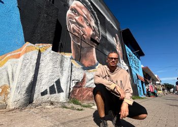 Mural em homenagem a Vini Jr. em São Gonçalo destaca trajetória e reconhecimento do grafiteiro Siri do Muro