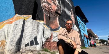 Mural em homenagem a Vini Jr. em São Gonçalo destaca trajetória e reconhecimento do grafiteiro Siri do Muro