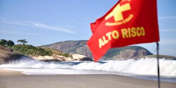 Mar de ressaca com ondas de até 2,5 metros impacta rotina e segurança em praias de Niterói