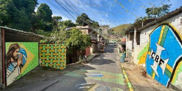 Moradores de São Gonçalo homenageiam Pelé e Neymar com pinturas e enfeites para a Copa 2026