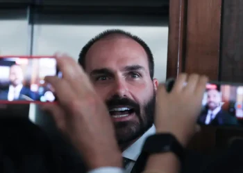 Primeira turma do STF julga Eduardo Bolsonaro por coação no processo, início com relator Moraes