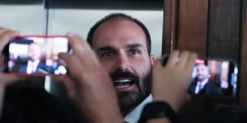 Primeira turma do STF julga Eduardo Bolsonaro por coação no processo, início com relator Moraes