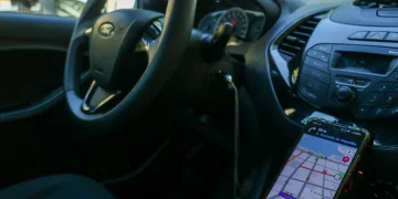 Motoristas de aplicativo enfrentam custos elevados e aumento do endividamento, aponta estudo