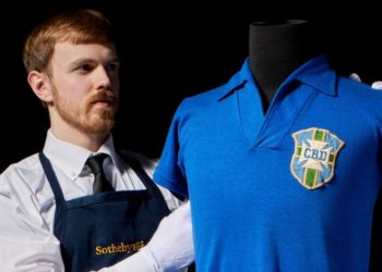 Camisa de Pelé na final de 1958 será exibida antes de leilão em Nova York
