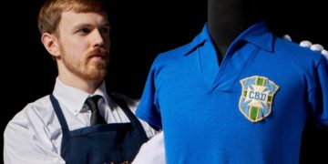 Camisa de Pelé na final de 1958 será exibida antes de leilão em Nova York