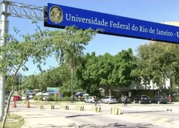 Universidades brasileiras enfrentam desafios para competir globalmente devido a investimentos insuficientes