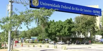 Universidades brasileiras enfrentam desafios para competir globalmente devido a investimentos insuficientes