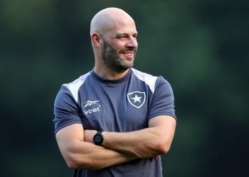 Vasco negocia com técnico do Botafogo, Franclim Carvalho, para substituir Renato Gaúcho