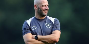 Vasco negocia com técnico do Botafogo, Franclim Carvalho, para substituir Renato Gaúcho