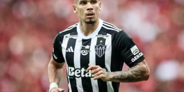 Vasco aguarda chegada de Paulinho para recomeço após pausa da Copa