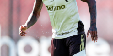 Flamengo negocia venda de Emerson Royal ao Aston Villa por cerca de 9 milhões de euros
