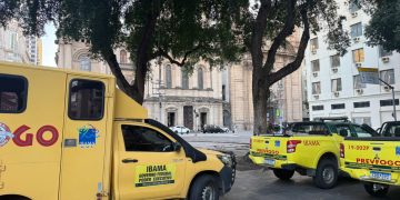Praça XV no Centro do Rio tem ponto de estacionamento irregular de veículos do Ibama