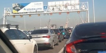 Carro pega fogo na Ponte Rio-Niterói e provoca aumento no trânsito na manhã desta segunda