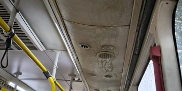 Ônibus com vazamentos de água causa transtornos em linha de Niterói