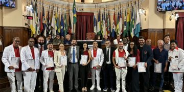 Câmara de Niterói homenageia 80 anos da Unidos do Viradouro e suas contribuições culturais