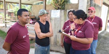Prefeitura de Maricá realiza visitas domiciliares em Jacaroá para fortalecer diálogo com a comunidade
