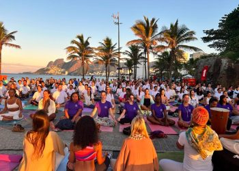 Aulão de Yoga no Arpoador celebra o Dia Mundial com participação de membros da Embaixada da China
