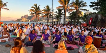 Aulão de Yoga no Arpoador celebra o Dia Mundial com participação de membros da Embaixada da China