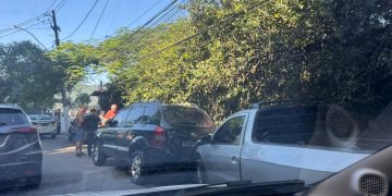 Colisão na Estrada Fróes, em Niterói, provoca lentidão no trânsito nesta manhã