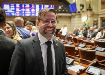 Vereador Vitor Hugo inicia projeto de plantio de 80 a 100 árvores no Rio em julho
