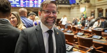 Vereador Vitor Hugo inicia projeto de plantio de 80 a 100 árvores no Rio em julho