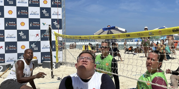 Praia do Flamengo recebe evento de vôlei sentado com atletas paralímpicos nesta sábado