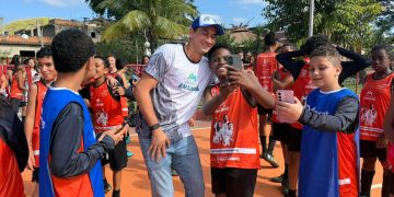 Ganso estreia como padrinho do projeto Craque do Amanhã em comemoração de 14 anos