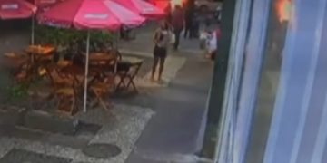 Bueiro da Light pega fogo em Copacabana por causa de furtos de cabos