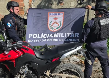 Polícia apreende arma e motocicleta após troca de tiros com suspeitos em São Gonçalo