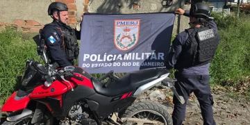 Polícia apreende arma e motocicleta após troca de tiros com suspeitos em São Gonçalo