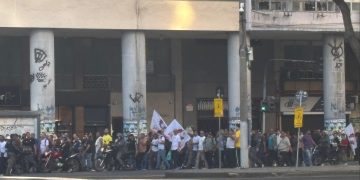 Greve de rodoviários provoca ocupação de faixas e tensão no centro do Rio