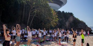 Yoga na praia em Niterói celebra Dia Mundial do Yoga em edição gratuita e ao ar livre