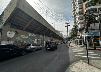 Restrição de estacionamento na Rua Lopes Trovão próximo ao Complexo Caio Martins devido a riscos estruturais