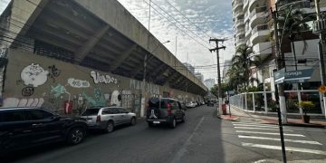 Restrição de estacionamento na Rua Lopes Trovão próximo ao Complexo Caio Martins devido a riscos estruturais