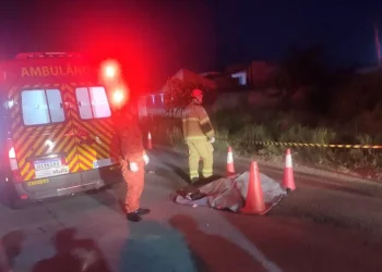 Homem de 67 anos morre após colisão entre moto e dois ônibus na RJ-138, em Araruama
