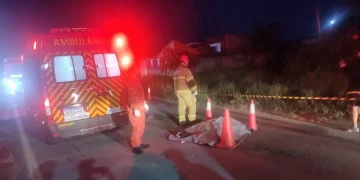 Homem de 67 anos morre após colisão entre moto e dois ônibus na RJ-138, em Araruama