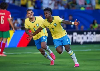 Brasil garante primeira colocação no grupo C e avança na Copa do Mundo após vitória contra a Escócia