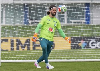 Alisson se junta a Taffarel e Gylmar como goleiro titular de três Copas do Mundo pelo Brasil