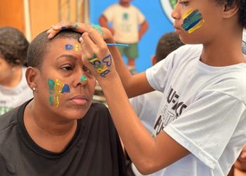 ONG cria espaço de convivência para crianças da Cidade de Deus assistirem ao jogo Brasil x Escócia