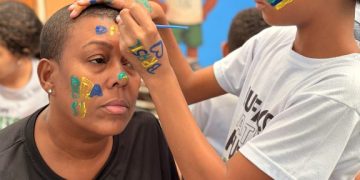 ONG cria espaço de convivência para crianças da Cidade de Deus assistirem ao jogo Brasil x Escócia