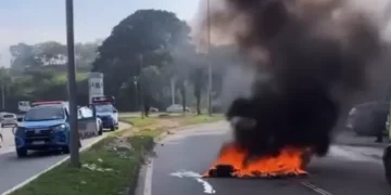 Criminosos incendiam barricadas na Ayrton Senna e provocam interdições na Barra