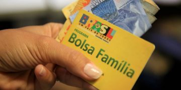 Novo valor do Bolsa Família é de R$697,77; pagamentos seguem calendário escalonado