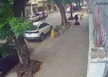 Mulher cai em bueiro no Maracanã após tampa ceder, na manhã de domingo